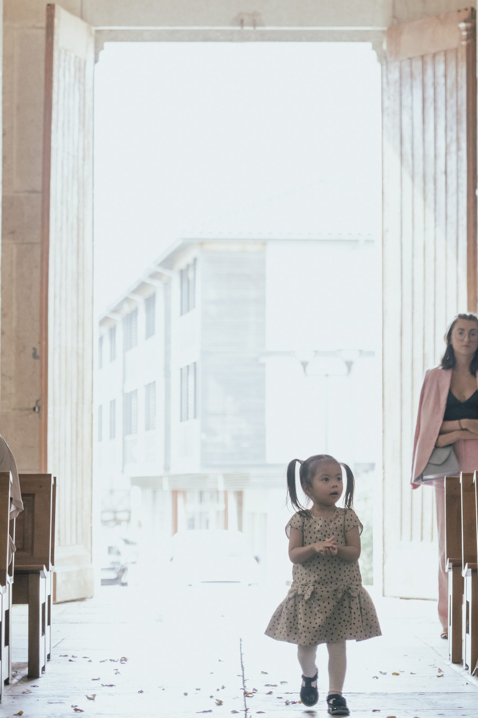 petite fille à l'église